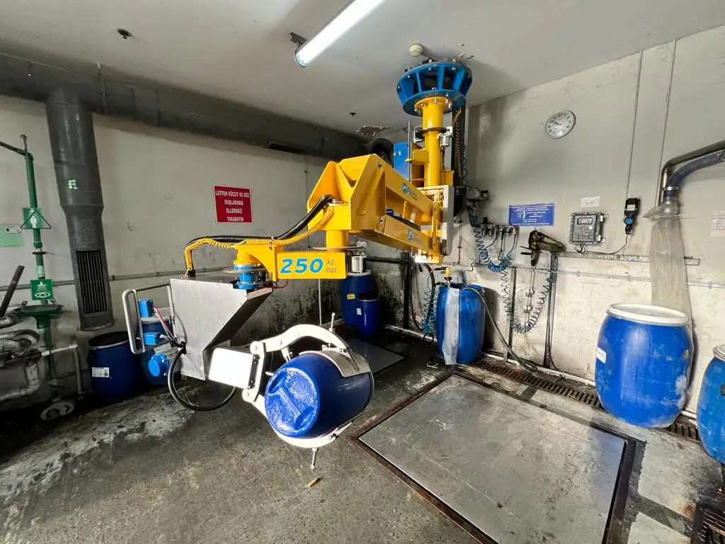 PM Drumful drum handling and emptying manipulator